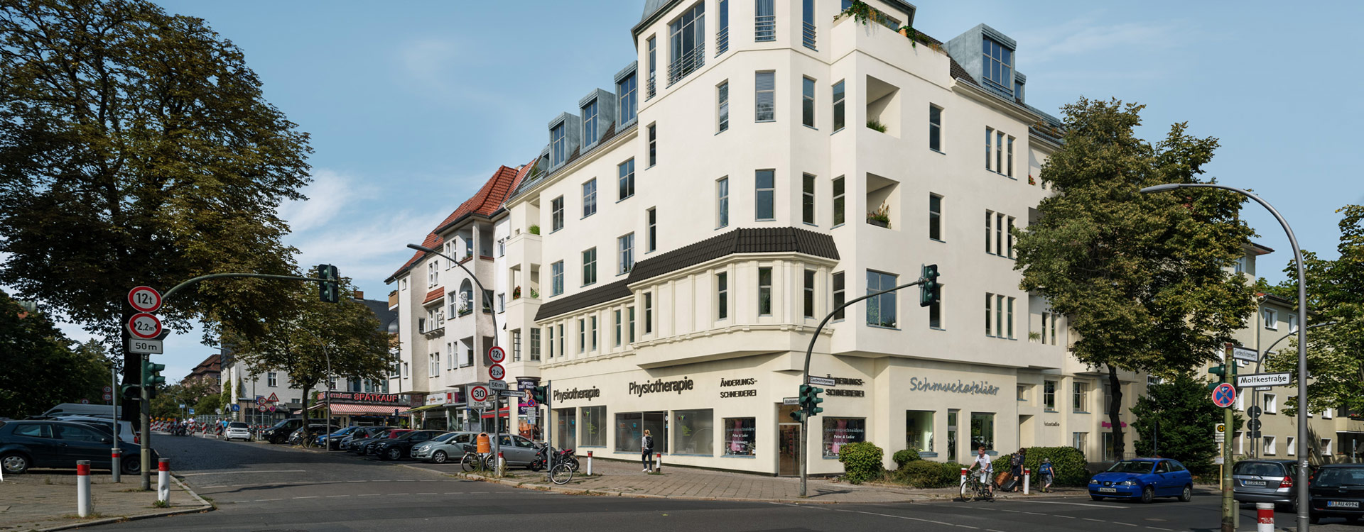 Neue Garde: Corner Building in Berlin Lichterfelde